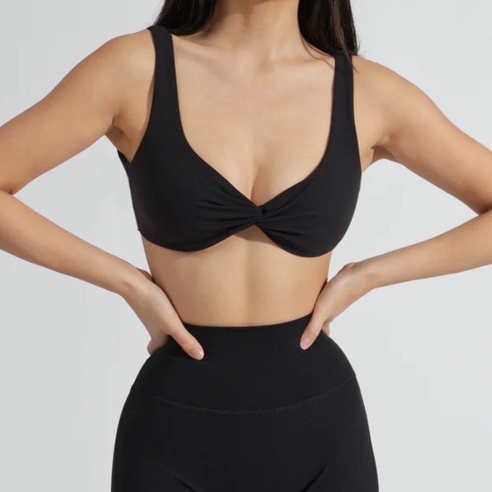 BuffBunny Twisted Sports Bra
Onyx Black